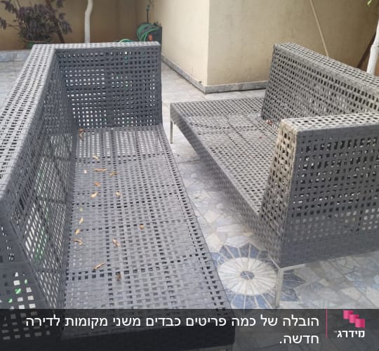 שני ספסלים אפורים על רצפת מרפסת